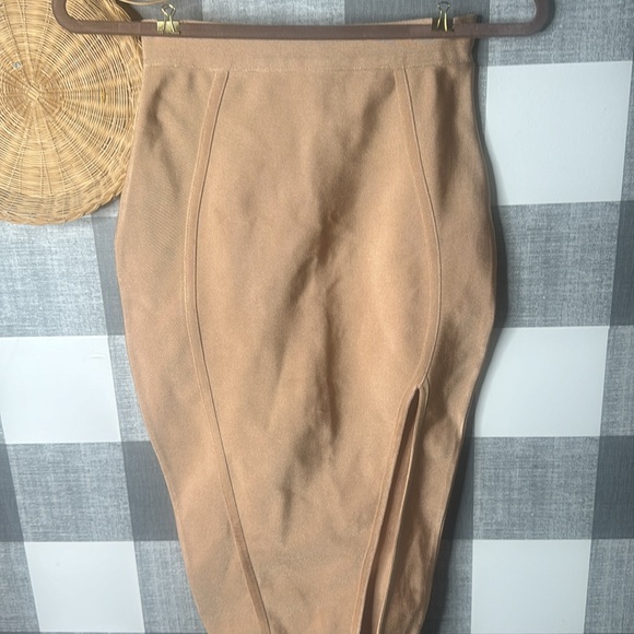 Pretty Little Thing form fitting skirt - Picture 2 of 5